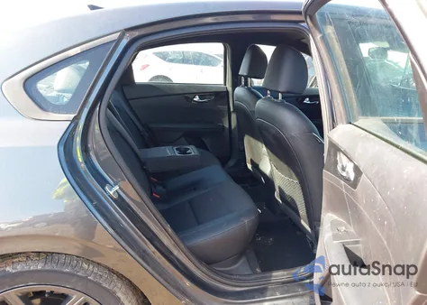 2021 Kia Forte Gt Line z USA, uszkodzony, nr VIN 3KPF34AD6ME410826